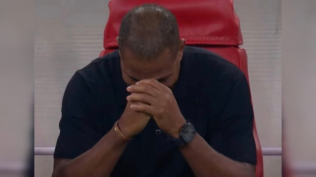 Patrick Kluivert duduk di bench. [X]